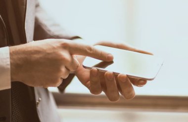 Cep telefonu kullanarak adam kadar kapatın açık