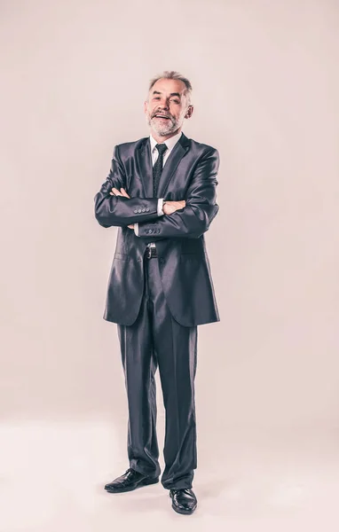 完全な成長 - 白い背景のビジネス スーツで経験豊富なビジネスマンの肖像画 — ストック写真