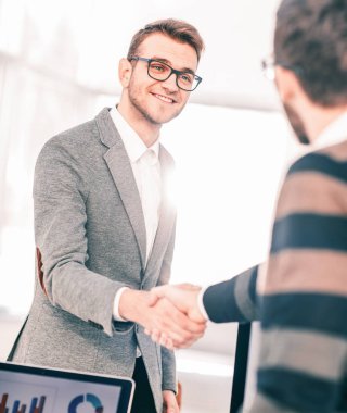 güvenilir bir ortaklık - avukat ve istemci kavramı finansman sözleşmenin imzalanmasından sonra elleri sallamak