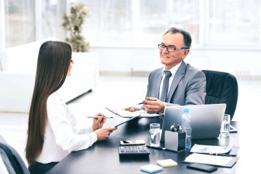 iş yeri için işbirliği planı görüşmek üzere iş ortakları 