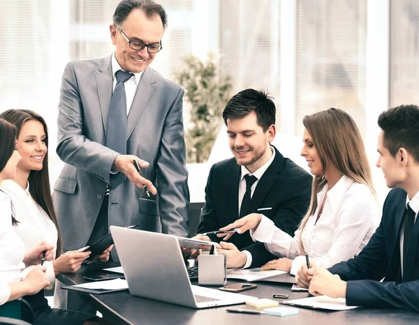 Exitoso equipo de negocios hombre de negocios en un seminario en la oficina moderna — Foto de Stock