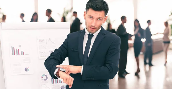 Concepto es proteger su tiempo. hombre de negocios señala su reloj — Foto de Stock