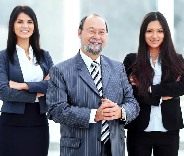 Jefe y equipo de negocios en fondo de oficina — Foto de Stock