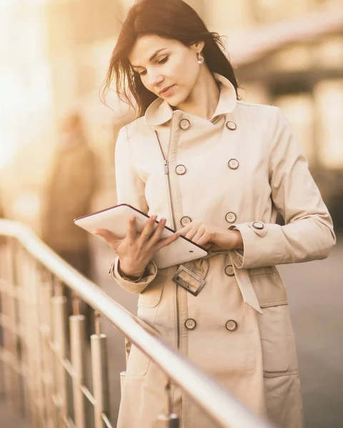 Portrait of business woman with tablet and with people the background — Stock Photo, Image