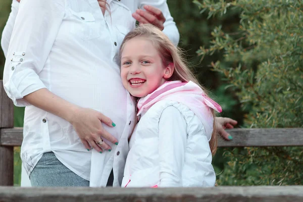 Mutlu ve samimi aile stok yenileme için bekliyor — Stok fotoğraf