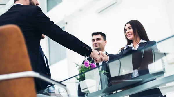 Händedruck von Geschäftspartnern nach Vertragsgesprächen am Arbeitsplatz in einem modernen Büro — Stockfoto