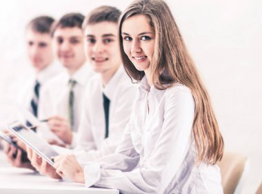 başarılı iş ekibi ile dijital tablet ve mali grafikler için ofis işyeri