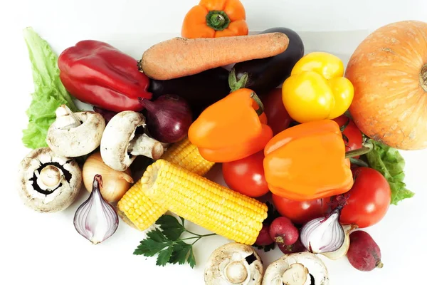 Pimiento dulce, berenjena, tomate y maíz aislados sobre un fondo blanco . — Foto de Stock