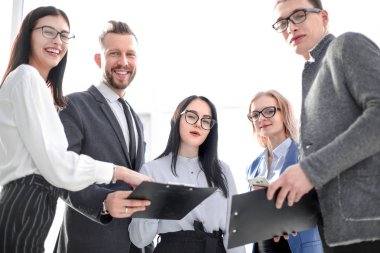 Kapat. İş belgelerine sahip başarılı iş ekibi.