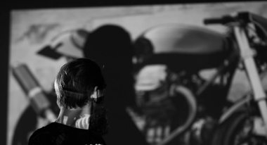 onun motorc fotoğrafının arka planda duran erkek bisikletçi