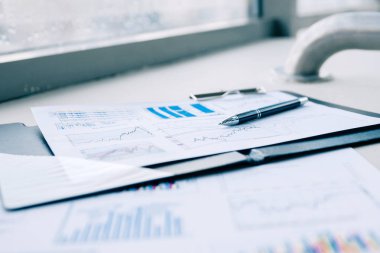 kalem ve mali belgeler ofisteki masaüstünde