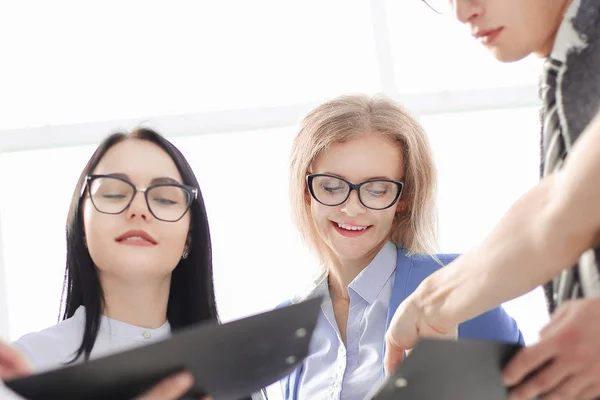 Imagem de uma equipe de negócios moderna discutindo novas ideias — Fotografia de Stock