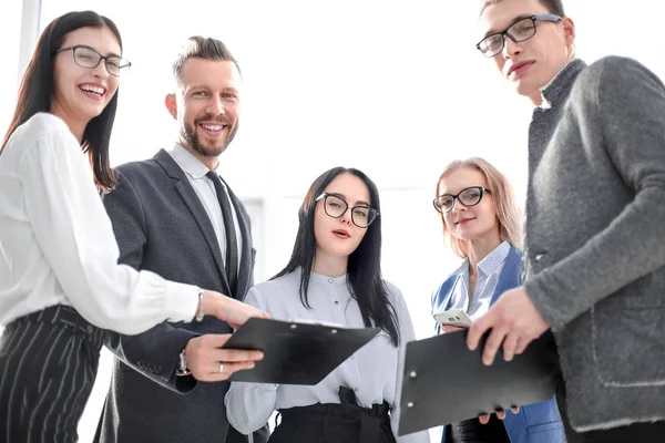 Kapat. İş belgelerine sahip başarılı iş ekibi.