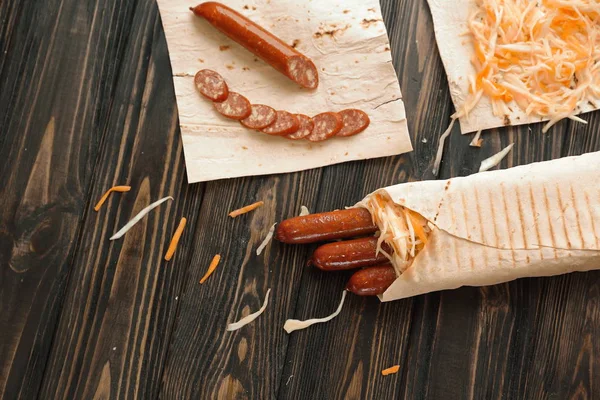 baharatlı sosisler Shawarma Pide bread.preparation içinde sarılmış