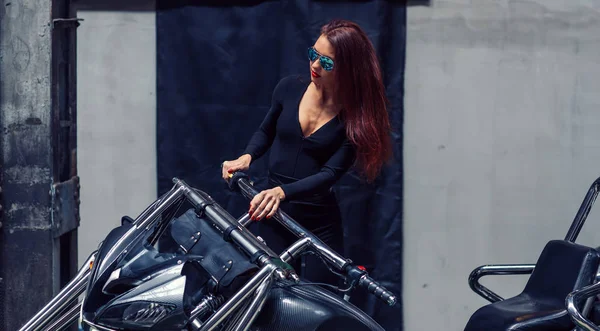 onu şık trike yanında duran kadın bisikletçi