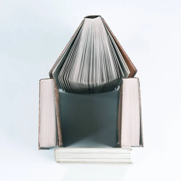 Disposición de libros en la forma de la casa. el concepto de conocimiento — Foto de Stock