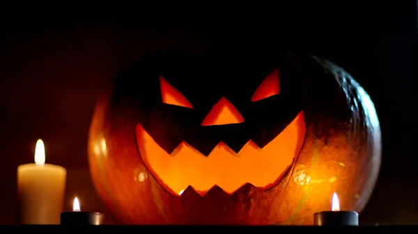 Candele e zucca per Halloween su sfondo scuro — Foto Stock