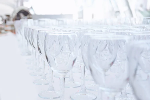 Puste szklane okulary na stole w restauracji — Zdjęcie stockowe