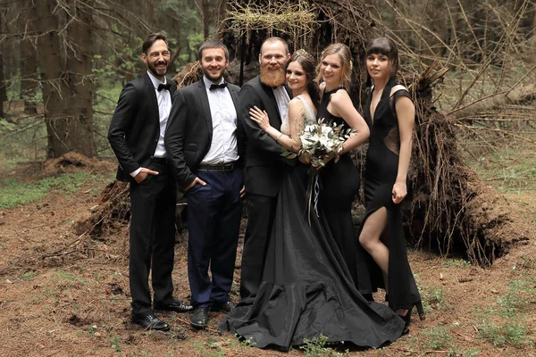 ormanın arka planda düğün töreni katılımcıları