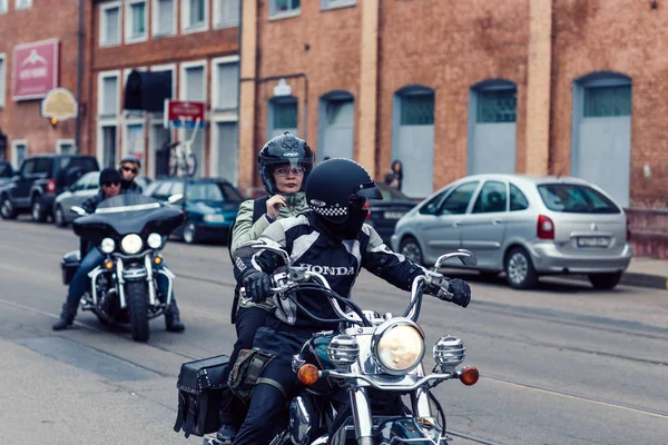 ベラルーシ、ミンスク、2015年5月17日、オクチャバースカヤ通り、バイカーフェスティバル。オートバイに乗ったバイカーのペアは、街の通りを通り抜ける — ストック写真