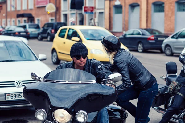 Belarús, Minsk, 17 de mayo de 2015, calle Oktyabrskaya, festival de motociclistas. par de ciclistas en motocicletas, pasando por la calle de la ciudad —  Fotos de Stock