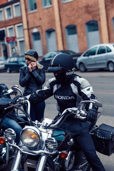 Беларусь, Минск, 17 мая 2015 года, улица Октябрьская, байкерский фестиваль. пара байкеров на мотоциклах, проходящих по городской улице — стоковое фото