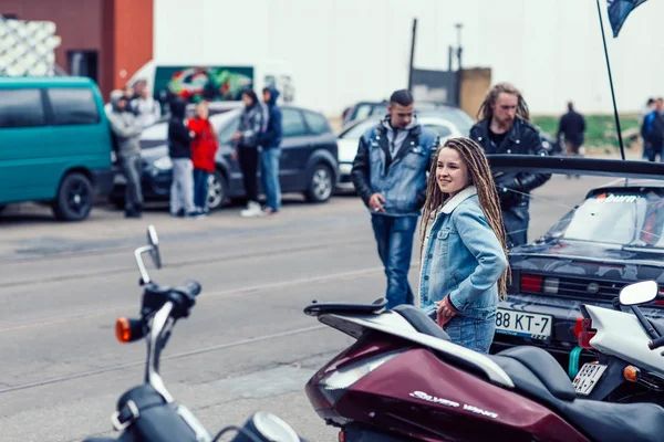 Weißrussland, Minsk, 17. Mai 2015, Oktyabrskaja Straße, Radfahrerfest. Hübsches Mädchen steht neben einem Motorrad auf dem Stadtparkplatz — Stockfoto