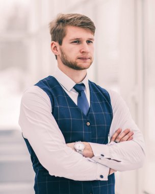 pencere elleri ile yakın duran düşünceli acemi işadamı 