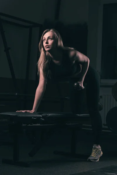 Moderne Geschäftsfrau bei einer Fitnessstunde in einem modernen Fitnessclub — Stockfoto