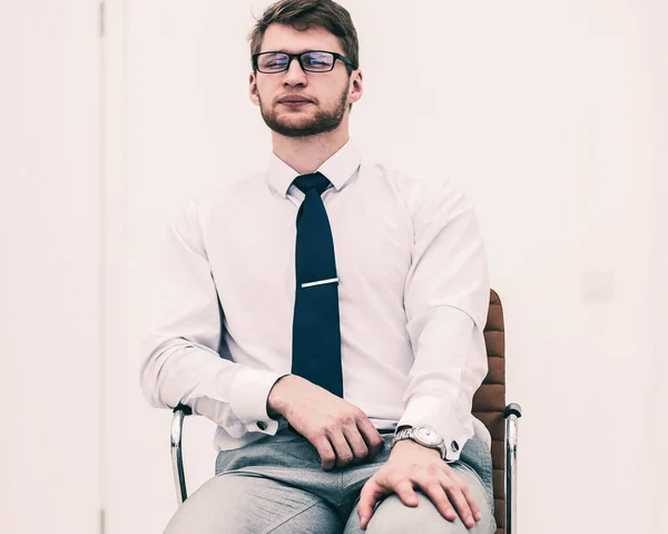 Conceito de sucesso empresarial - empresário sentado em uma cadeira em — Fotografia de Stock