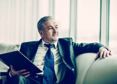 başarılı işadamı yeni bir sözleşme üzerinde oturan düşünüyor