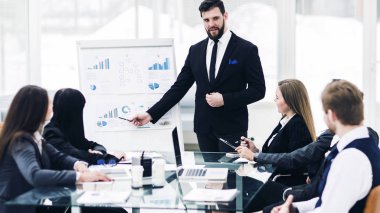  şirketin üst düzey yöneticisi yeni bir mali proje sunumu şirketlerinin çalışanlar için yapar.