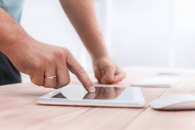 yakın kapatın. genç bir adam ofiste bir dijital tablet kullanır
