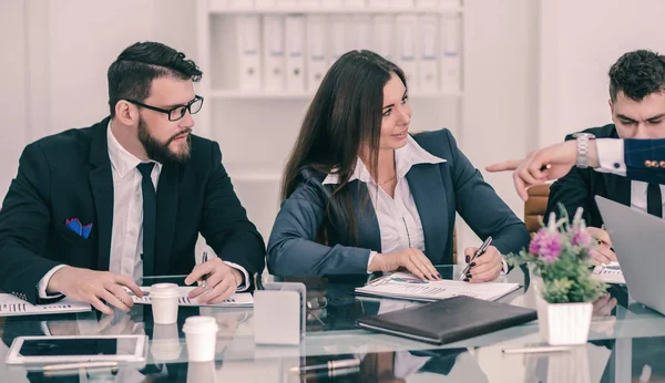 Equipo empresarial exitoso está preparando una presentación de un nuevo proyecto financiero — Foto de Stock