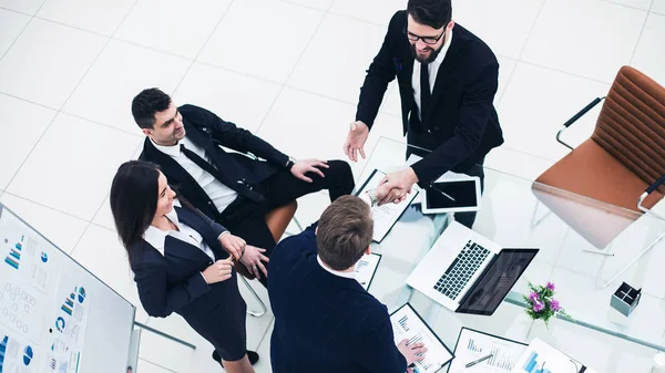 Apretón de manos de los socios antes de la presentación de un nuevo proyecto — Foto de Stock