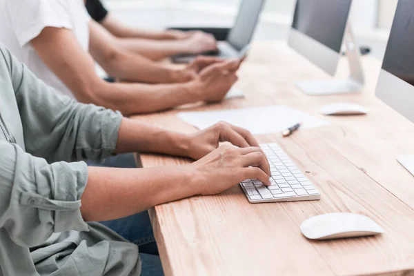 De cerca. equipo de negocios sentado en la sala de ordenadores . —  Fotos de Stock