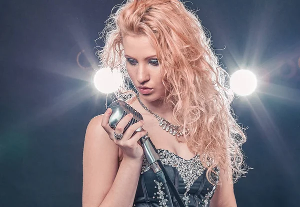 Girl singer with microphone performing jazz composition. — Stock Photo, Image