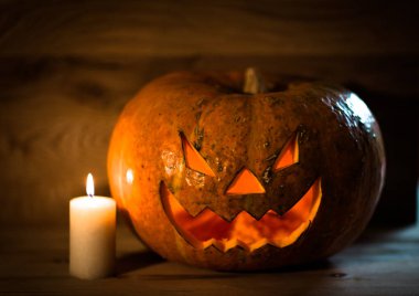 Cadılar Bayramı için mum ve ürkütücü gülümseyen balkabağı