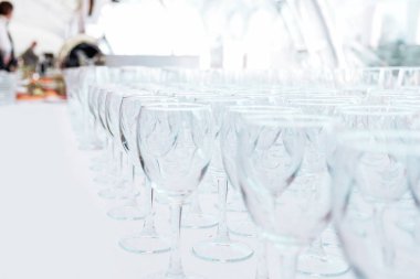 restoranda masada boş cam bardak çok