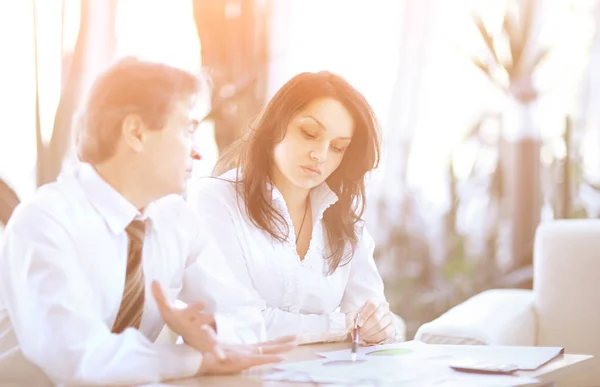 Dos colegas de negocios que debaten un informe financiero — Foto de Stock