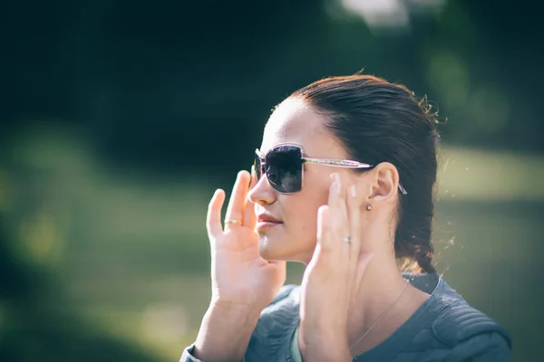 Nahaufnahme. schönes modernes Mädchen mit Sonnenbrille — Stockfoto