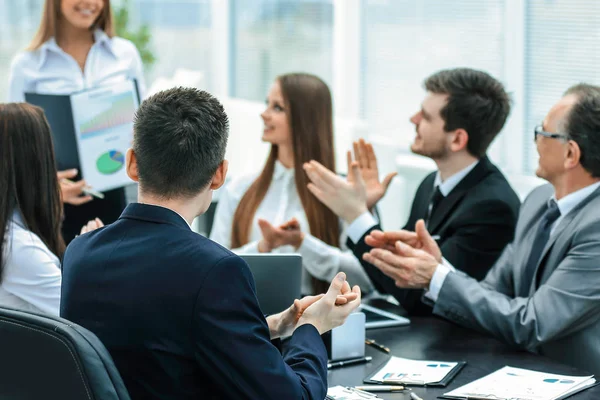 Donna d'affari condurre una presentazione per i colleghi di lavoro — Foto Stock