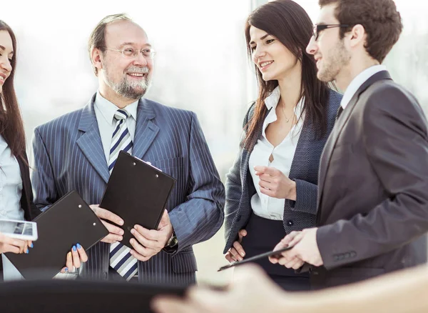 Gerente y equipo de negocios se preparan para el inicio de la reunión de trabajo — Foto de Stock