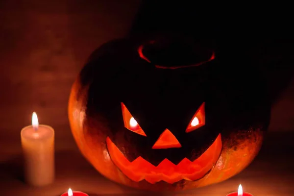 Ljus och pumpa för Halloween i ett trångt rum — Stockfoto