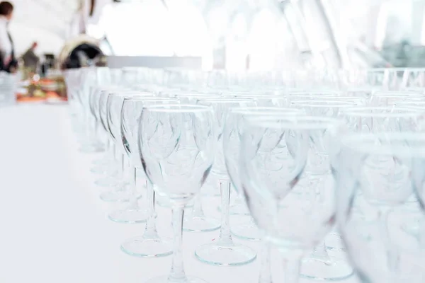 Mnóstwo pustych szklanek na stole w restauracji — Zdjęcie stockowe