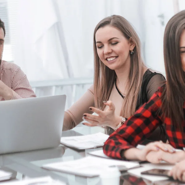 Empresario celebra una reunión informativa con el equipo de negocios — Foto de Stock