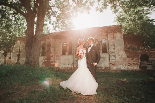 Casal de recém-casados em uma caminhada perto de uma propriedade abandonada — Fotografia de Stock