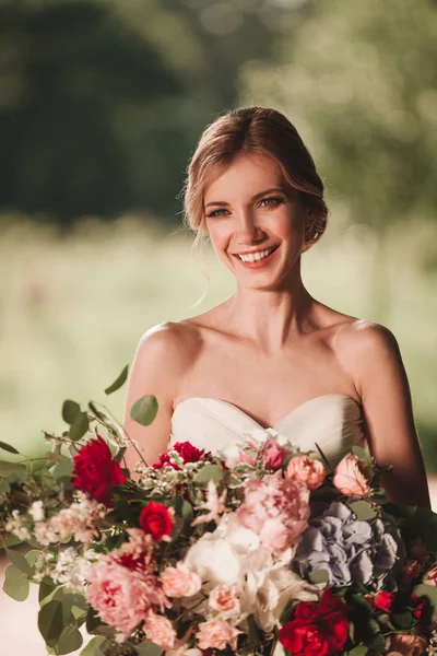 Închide. mireasă fericită cu un buchet de flori — Fotografie, imagine de stoc