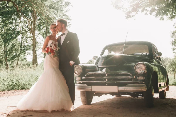 Recién casados de pie a un lado de la carretera —  Fotos de Stock