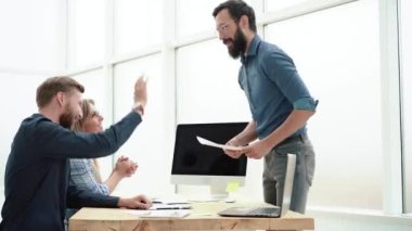 Ofis çalışanları birbirlerine beşlik çakıyor..